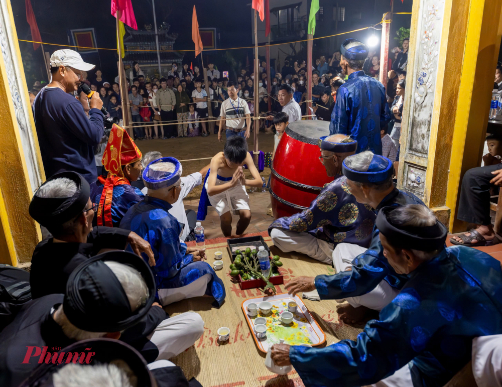 Các đô vật vào xin lệnh tưg các bác Hội đồng Tộc trưởng làng Sình