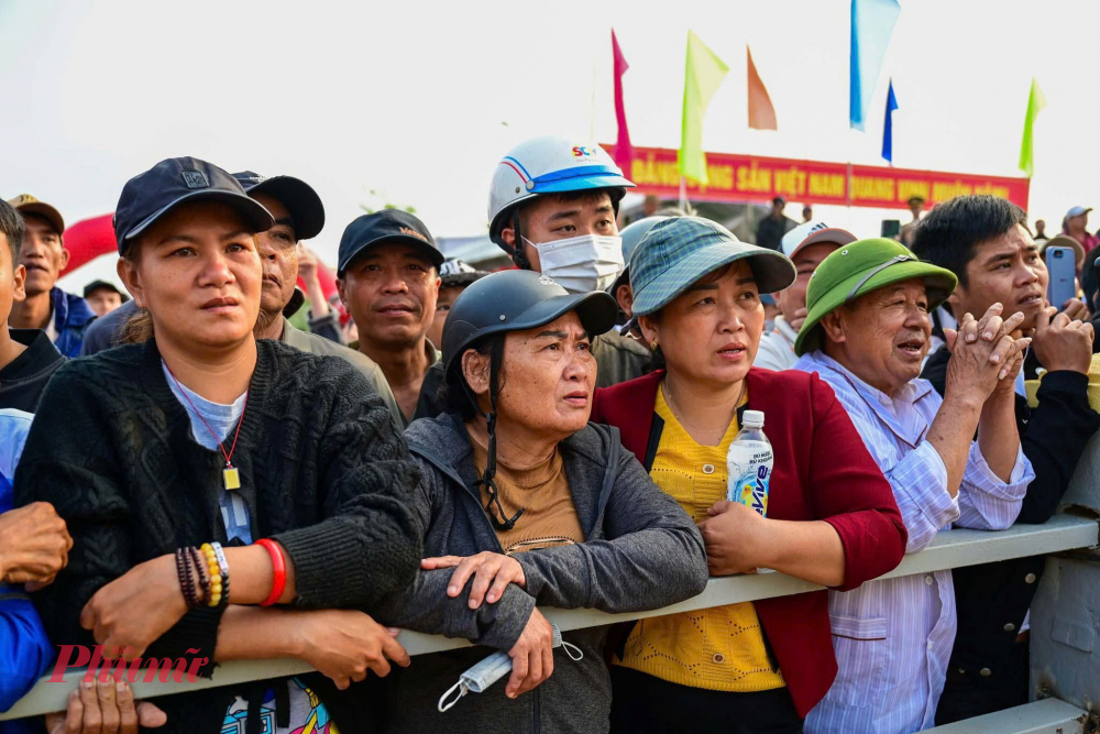 Chị Huỳnh Thị Hương, du khách đến từ thành phố Hồ Chí Minh tham gia lễ hội thích thú: “Mình thấy mọi người tham gia cũng rất hào hứng, các đô vật thì sung sức. Em thấy năm nay có nhiều du khách nước ngoài ghé thăm lễ hội. Mọi người tham gia lễ hội rất đông đúc. Rất là rộn ràng, vui nhộn”.