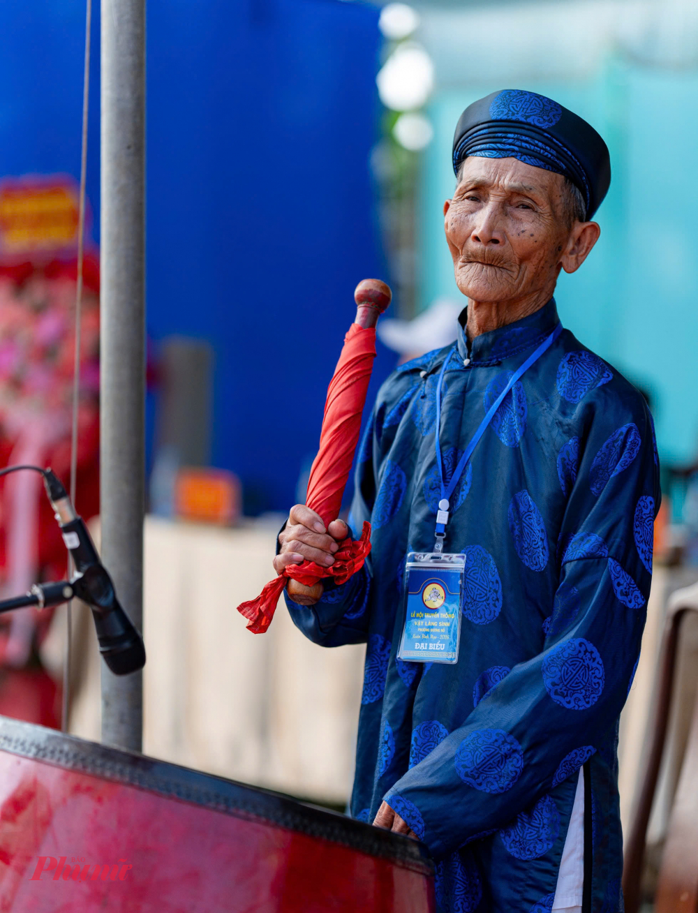 Sau tiếng tróng khai hội của một bô lão trong làng là phần biểu diễn những thế vật đẹp mắt của các đô vật