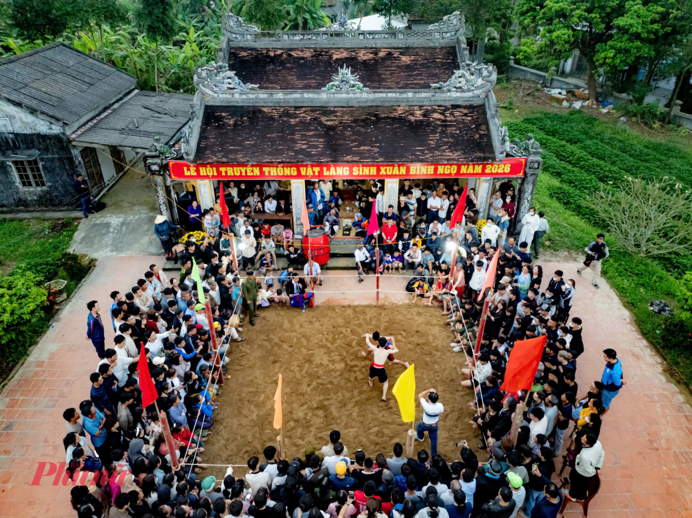 Hội vật làng Sình được mở đầu bằng nghi thức vái tạ Thành hoàng làng.