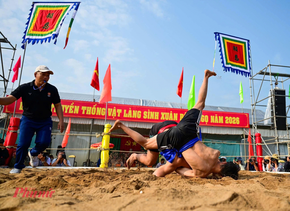 “Đến nay, hội vật làng Sình đã có lịch sử hơn 400 năm, và câu ca dao 'Dù ai đi đó, đi đây. Ngày 10 hội vật nhớ quay về Sình' đã nói lên được tinh thần gìn giữ, bảo tồn, phát huy lễ hội truyền thống của người dân làng Sình”, ông Phạm Công Nhuận - Trưởng Ban Hội đồng tộc trưởng làng Sình chia sẻ.