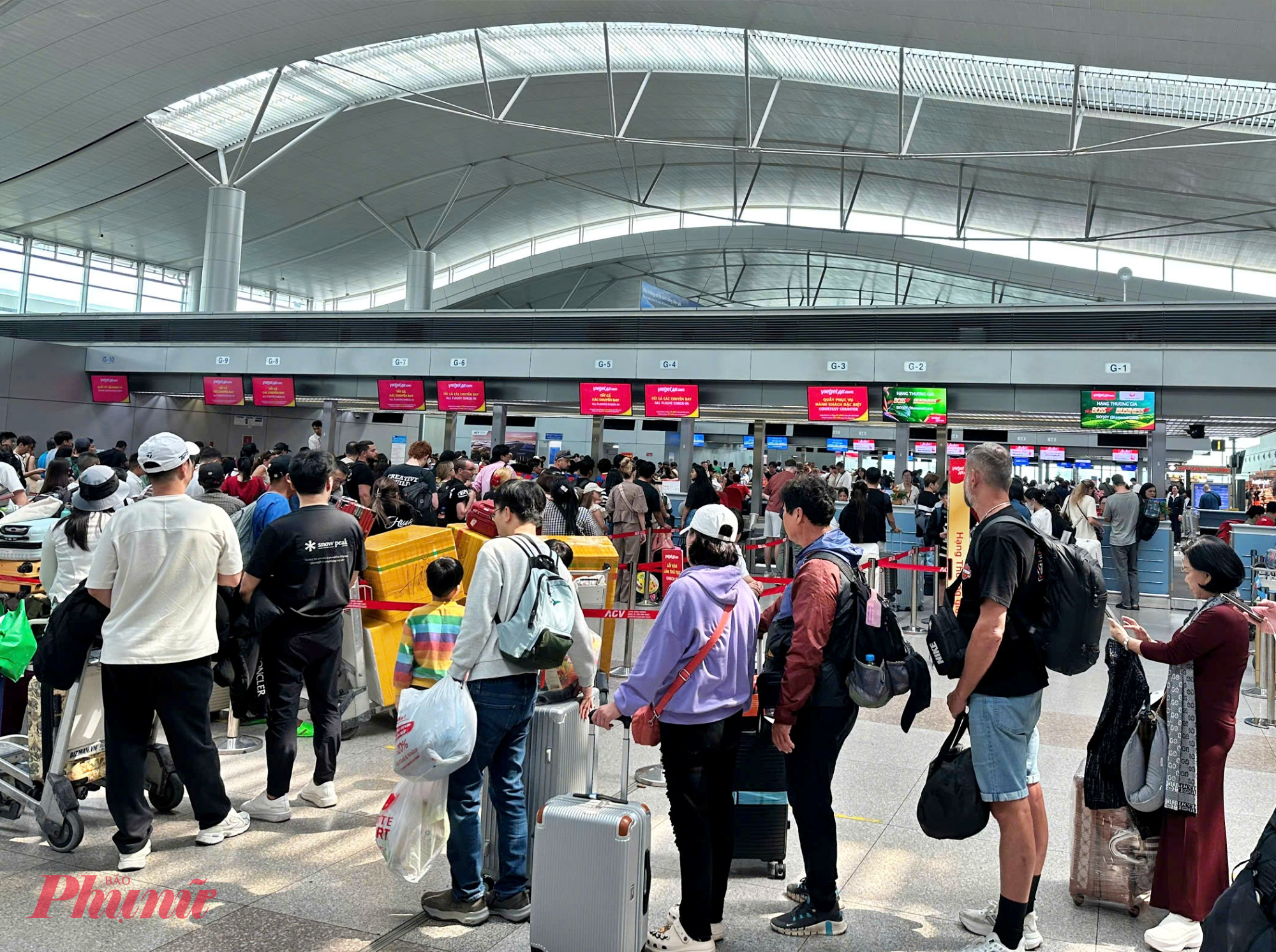 Sân bay Tân Sơn Nhất đón lượng khách kỷ lục dịp Tết Bính Ngọ 2026 - Ảnh: TQ