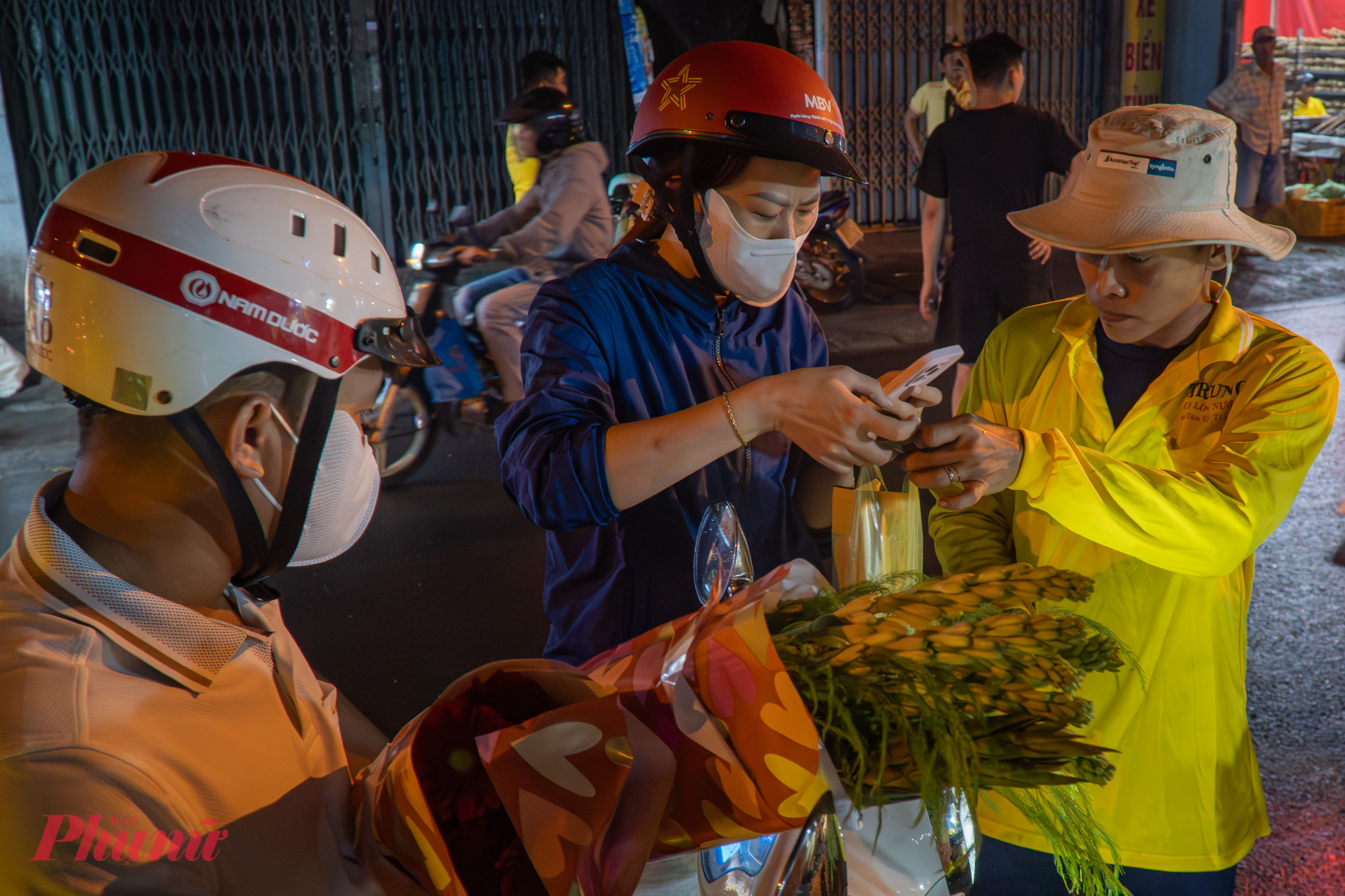  Song song với việc mua cá lóc nướng, trong sáng nay phóng viên còn ghi nhận có rất nhiều người dân mua thêm hoa để phục vụ cho việc vía thần tài. 