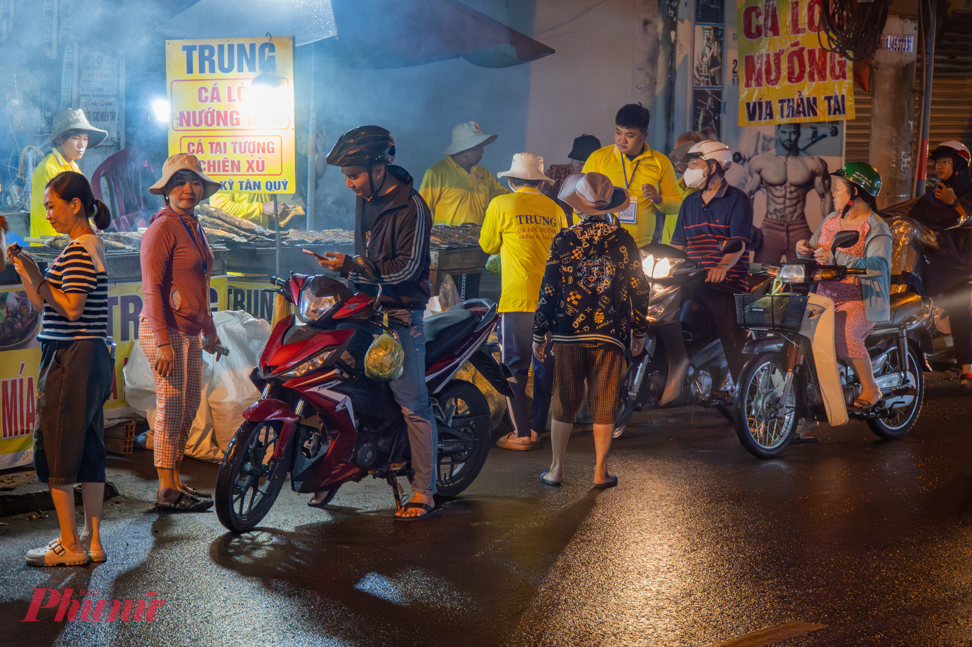  Hằng năm, cứ đến ngày vía Thần Tài, tuyến đường Tân Kỳ Tân Quý (đoạn qua địa bàn phường Tây Thạnh) trở nên nhộn nhịp khi nhiều người đổ xô đi mua cá lóc nướng.