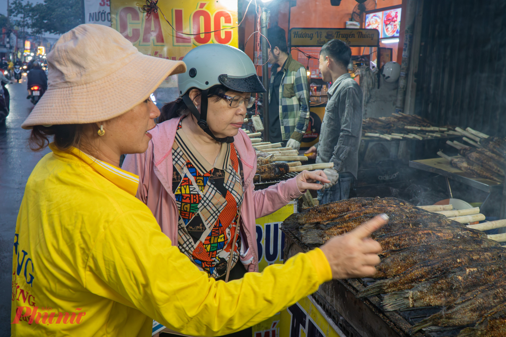“Cách đây 2 năm, sau khi mua cá về vía thần tài, khoảng 2 tháng sau gia đình tôi may mắn có người trúng số nên năm nào tôi cũng đi mua cá về cúng cầu mong điều may mắn lại đến với gia đình mình”, một người dân (ngụ phường Bảy Hiền) chia sẻ.