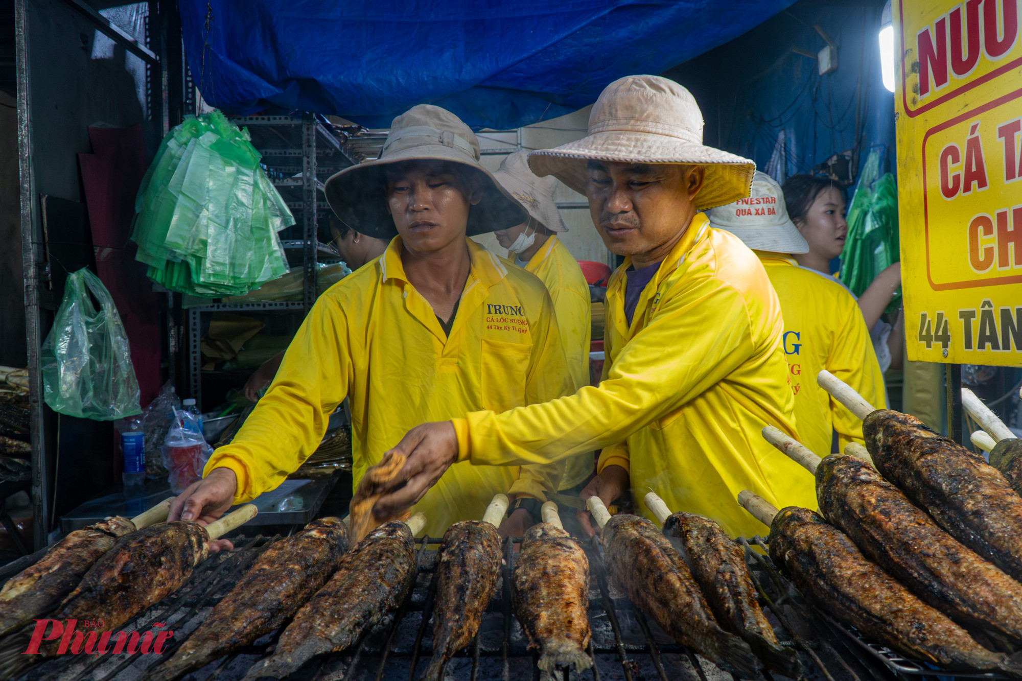  “Trong dịp này, cửa hàng của tôi đã nhập khoảng 2.000 con, đây là số lượng ít hơn so với mọi năm về trước. Cá có hai loại lớn và nhỏ, loại nhỏ giá khoảng 220.000 đồng/con, loại lớn giao động từ 230.000-240.000 đồng/con”, ông Lý Văn Trung (chủ một quầy bán cá lóc nướng) cho biết.