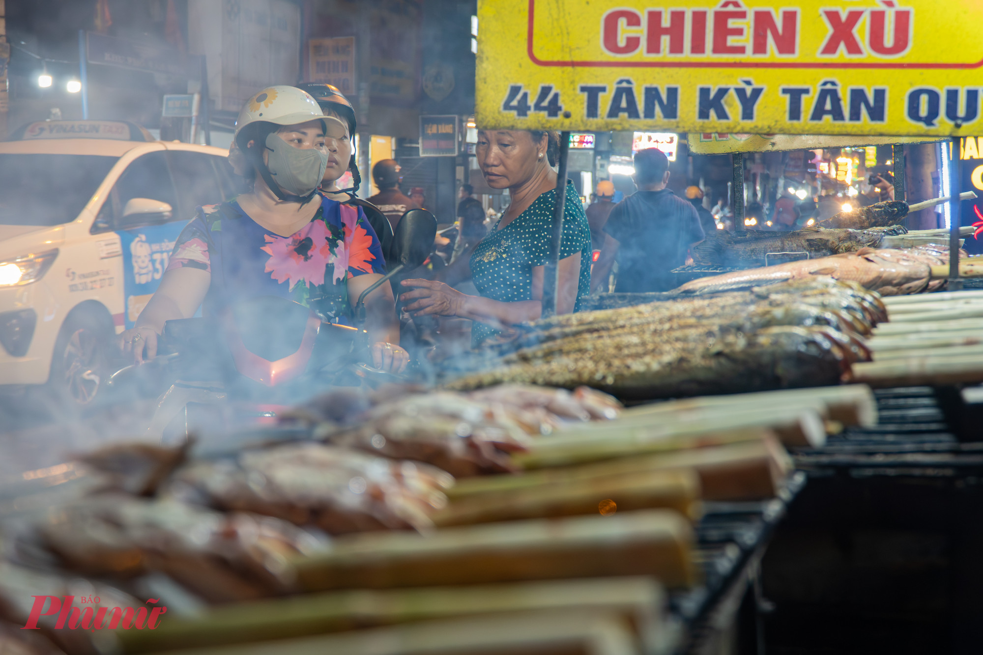  Hàng trăm mẻ cá lóc nướng đã được xếp ngăn nắp trên kệ, sẵn sàng phục vụ lượng lớn khách hàng. Theo phong tục Miền Nam, mâm cúng Thần Tài mùng 10 tháng Giêng không thể thiếu cá lóc nướng, mía và thịt heo quay, thể hiện nét văn hóa tâm linh đặc sắc.