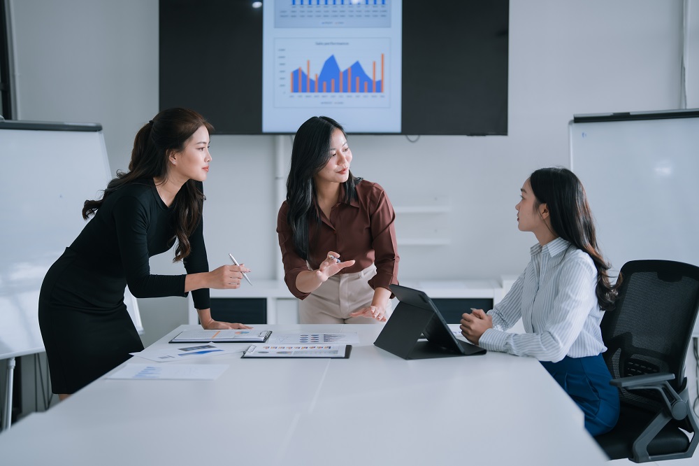 Phụ nữ hiện đại đảm nhiệm nhiều vai trò cùng lúc trong cả công việc lẫn đời sống cá nhân - Ảnh: Shutterstock