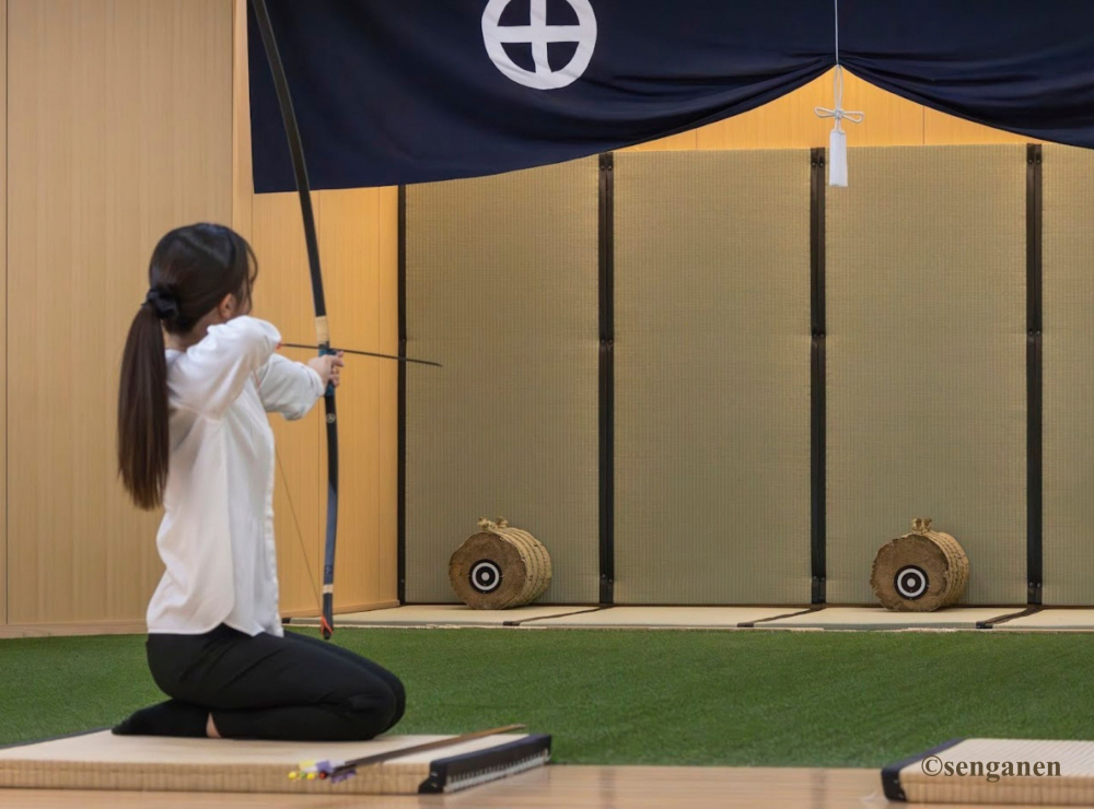 Khách tham quan trải nghiệm bắn cung tại vườn. Ảnh: Senganen