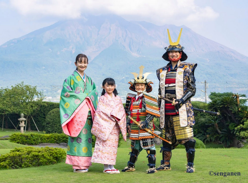 Khách tham quan trải nghiệm mặc thử áo giáp samurai và kimono. Ảnh: Senganen