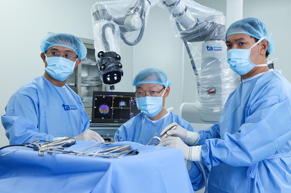 Robot AI giúp phẫu thuật não, cột sống, tủy sống, tăng tỉ lệ thành công cao hơn 95%, giảm 79% lượng máu mất trong phẫu thuật, giảm 40% thời gian nằm viện, người bệnh phục hồi nhanh - Ảnh: BVĐK Tâm Anh