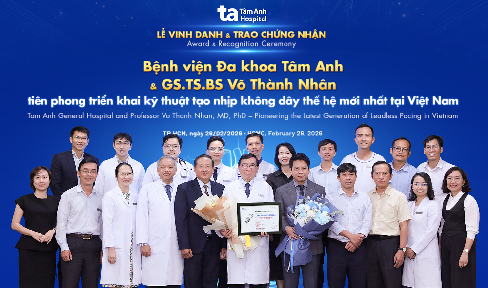 Ông Mongkol Sankum - đại diện Medtronic (thứ 5 từ phải sang) trao chứng nhận cho GS.TS.BS Võ Thành Nhân - Giám đốc Trung tâm Tim mạch Can thiệp (đứng giữa) và tặng hoa chúc mừng BVĐK Tâm Anh TPHCM nhân ngày Thầy thuốc Việt Nam - Ảnh: BVĐK Tâm Anh