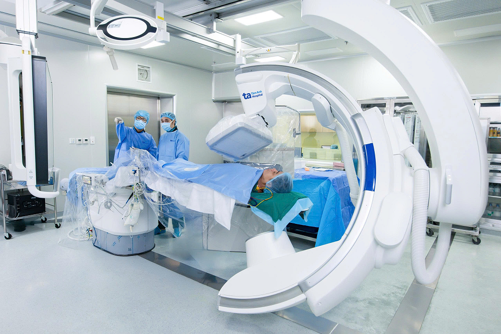 Các ca cấy máy tạo nhịp tại BVĐK Tâm Anh được thực hiện trong phòng can thiệp hybrid (Hybrid Cath Lab) cao cấp, với sự hỗ trợ của hệ thống X-quang kỹ thuật số hiện đại - Ảnh: BVĐK Tâm Anh