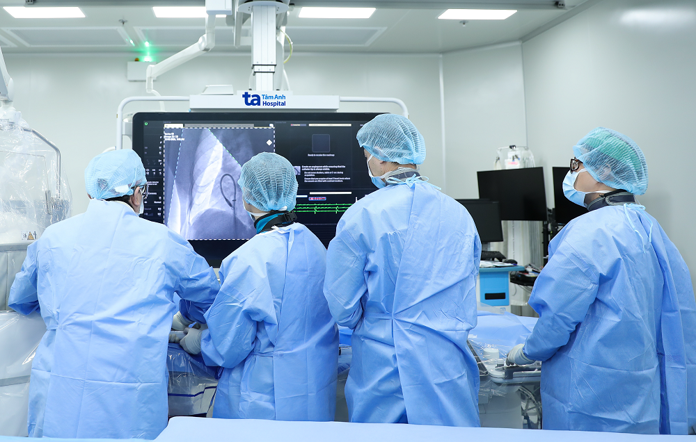 GS.TS.BS Võ Thành Nhân (ngoài cùng bên trái) cùng ê-kíp can thiệp cấy máy tạo nhịp không dây thế hệ mới nhất cho bệnh nhân đầu tiên tại Việt Nam - Ảnh: BVĐK Tâm Anh