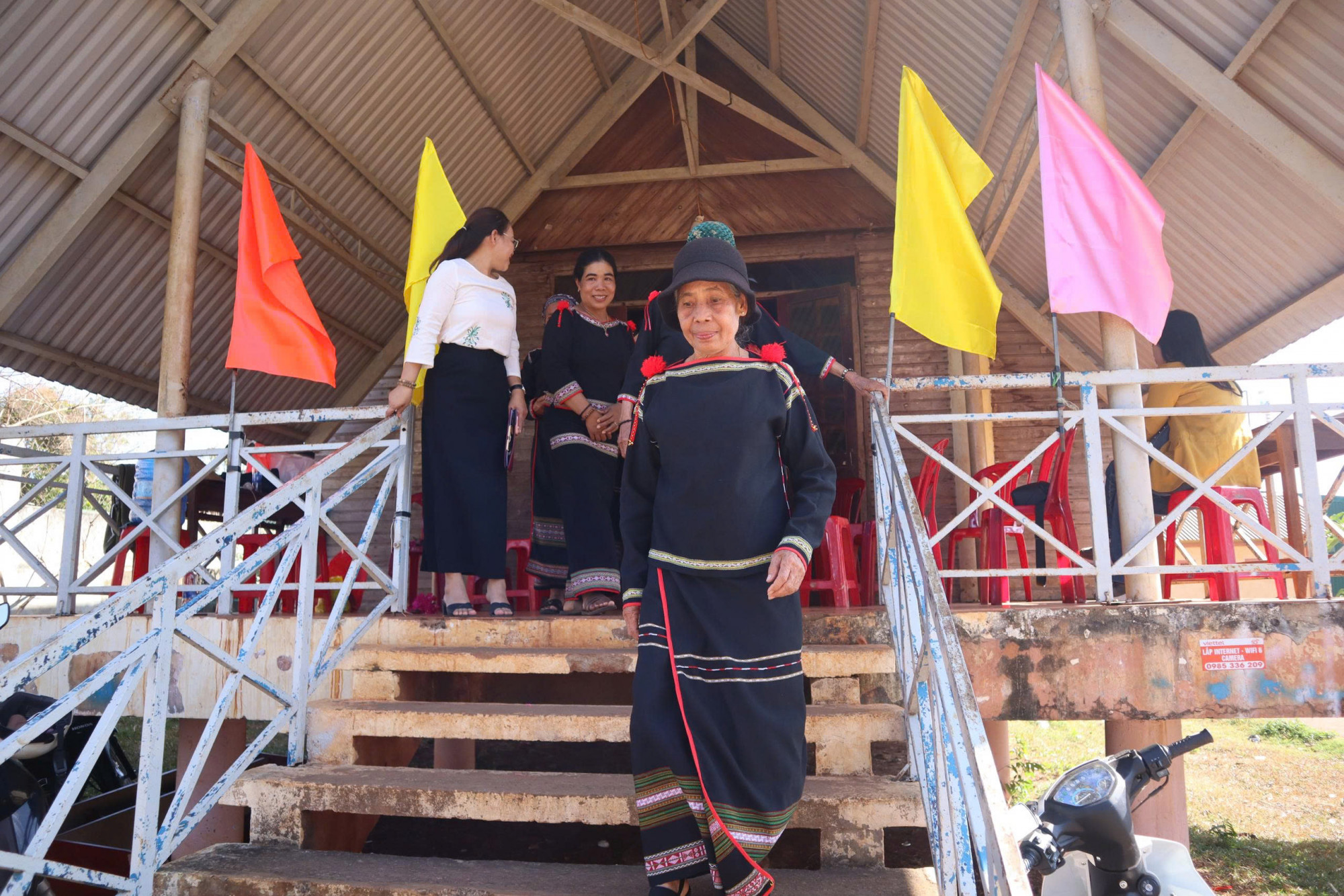 Người dân đến nhà sinh hoạt cộng đồng để nắm bắt các thông tin tuyên truyền về công tác bầu cử - ảnh: H.T.