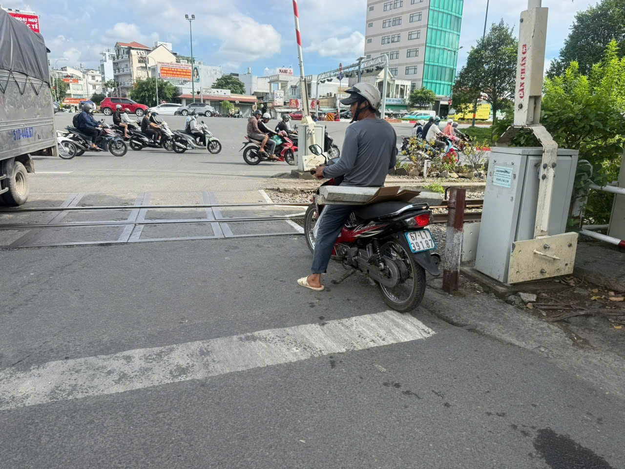 Một trường hợp dừng xe trong vạch trắng sát đường ray bị phạt. Ảnh: CSGT