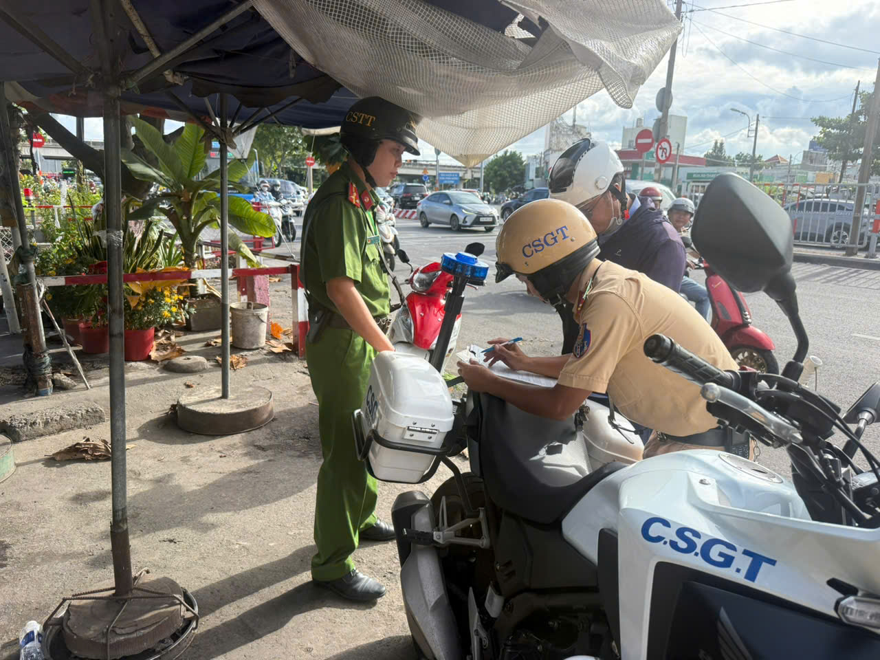 Trường hợp sử dụng điện thoại, dừng xe trên đường ray bị xử lý. Ảnh: CSGT