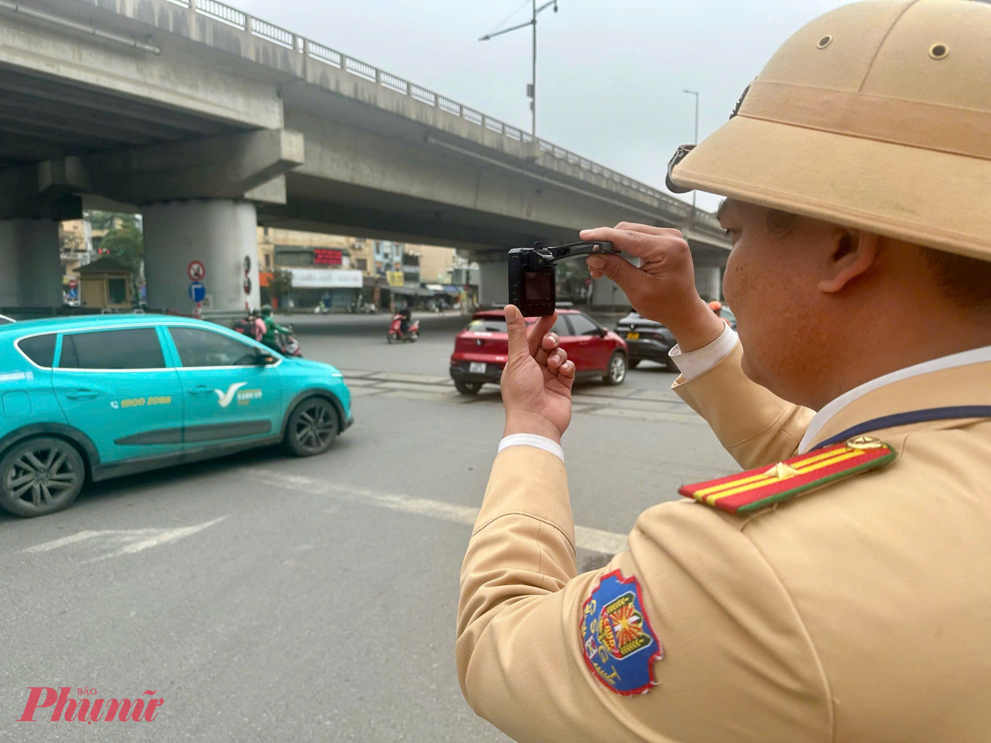 CSGT sử dụng thiết bị nghiệp vụ ghi hình các trường hợp vi phạm.