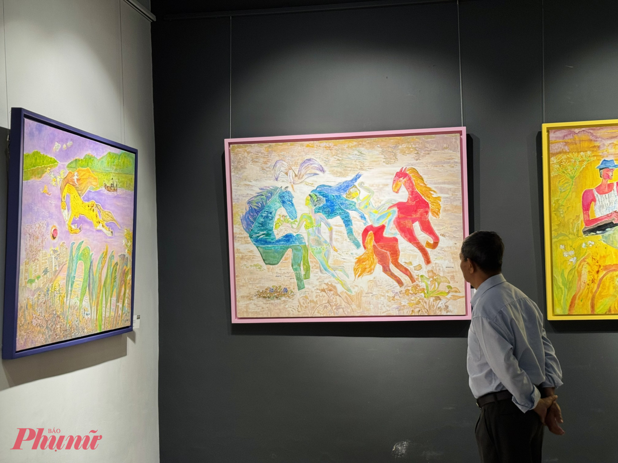 Khách thưởng lãm tranh ngựa của hoạ sĩ Đặng Thị Dương tại buổi khai mạc
