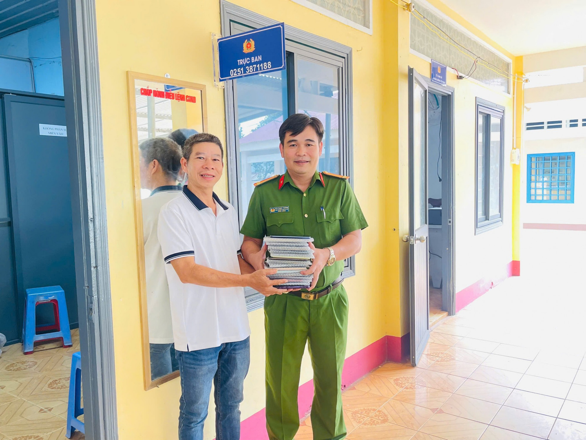 Lực lượng chức năng trao trả lại tang vật cho bị hại. Ảnh: CACC