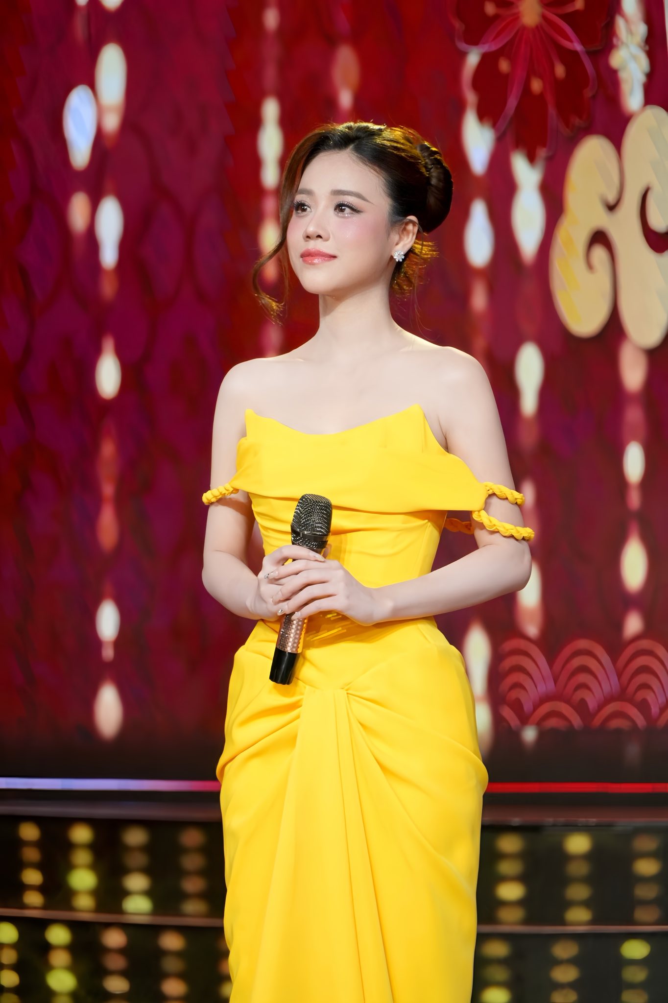 Mai Diễm My mang đến hình ảnh trẻ trung khi hát nhạc bolero