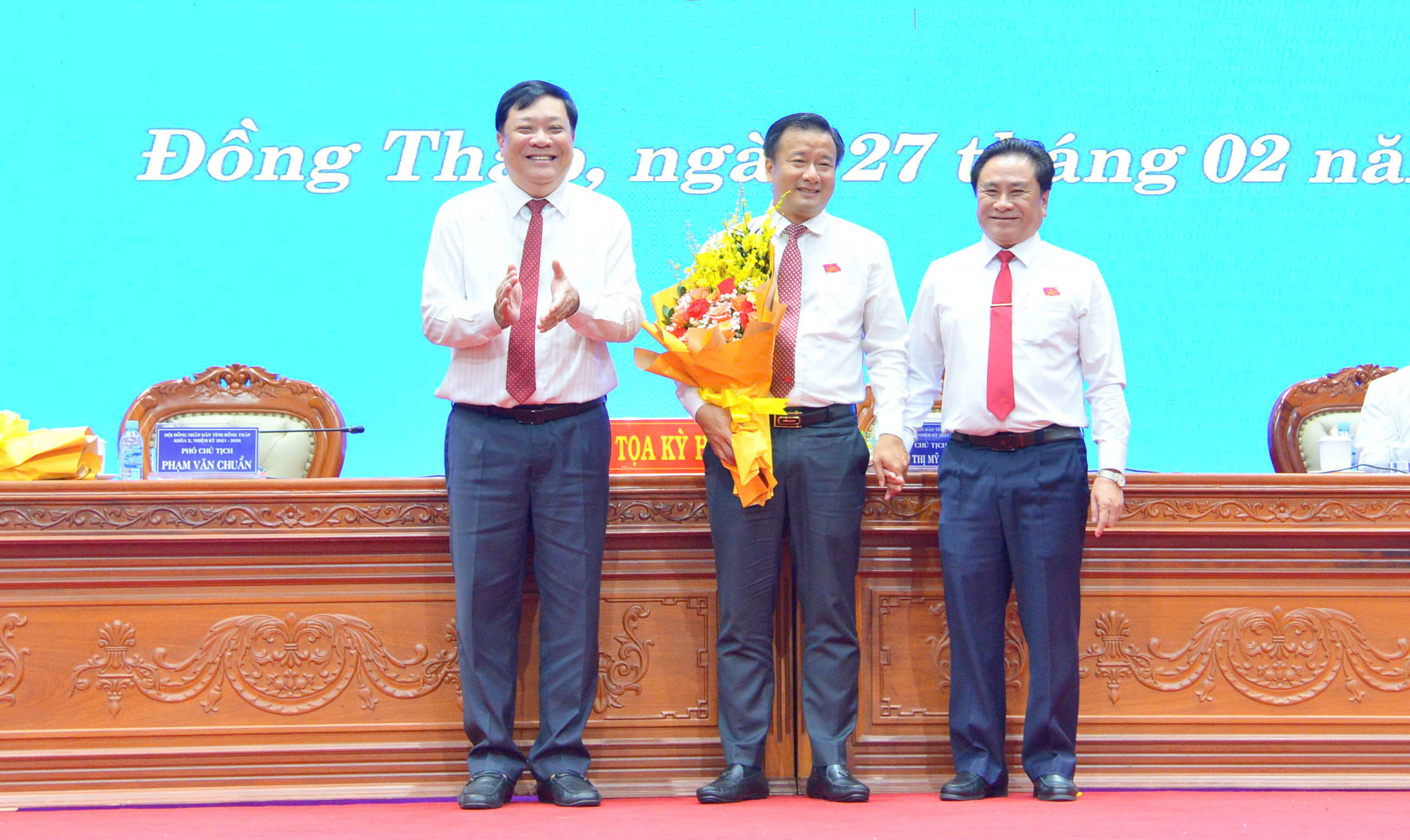 Lãnh đạo tỉnh Đồng Tháp tặng hoa chúc mừng ông Nguyễn Phước Thiện. Ảnh: Cổng TTĐT tỉnh Đồng Tháp