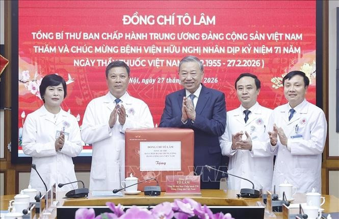 Tổng bí thư Tô Lâm thăm, chúc mừng cán bộ, bác sĩ, nhân viên y tế Bệnh viện Hữu Nghị ổng bí thư Tô Lâm tặng quà cán bộ, bác sĩ, nhân viên y tế Bệnh viện Hữu nghị - Ảnh: Thống Nhất/TTXVN