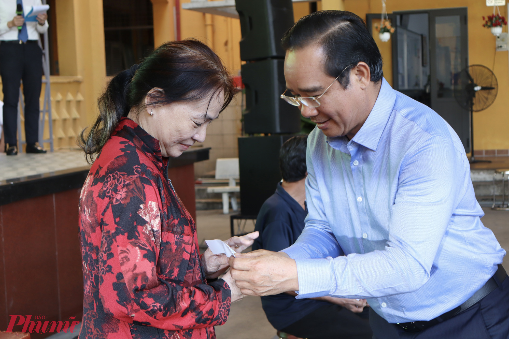 Chủ tịch Nguyễn Văn Được thăm hỏi động viên và trao quà cho các hộ dân có hoàn cảnh khó khăn trên địa bàn phường Bến Thành - Ảnh: Thanh Tâm