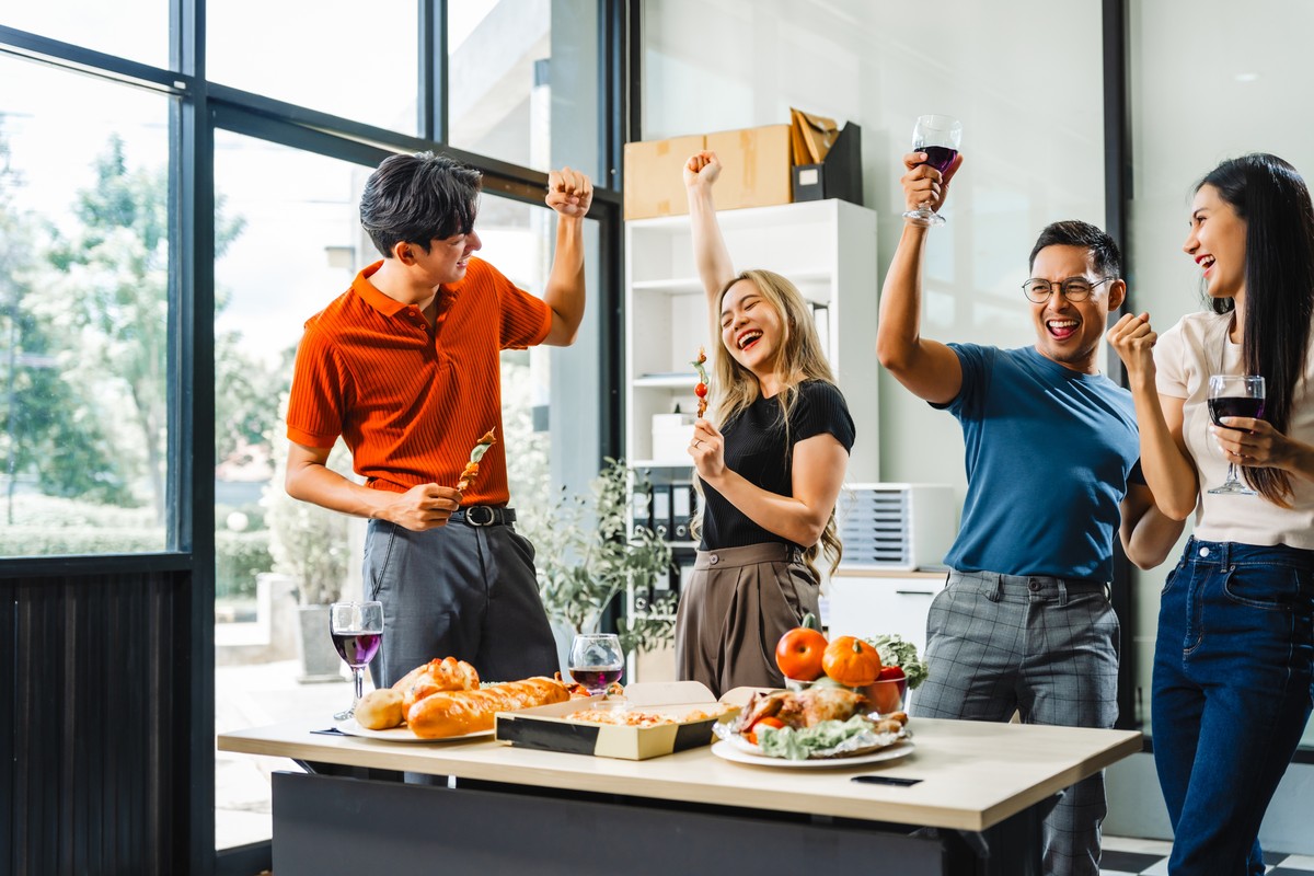 Cùng chọn món yêu thích, cùng nâng mood làm việc bằng một bữa tiệc nhỏ để gắn kết cả team - Ảnh: Shutterstock