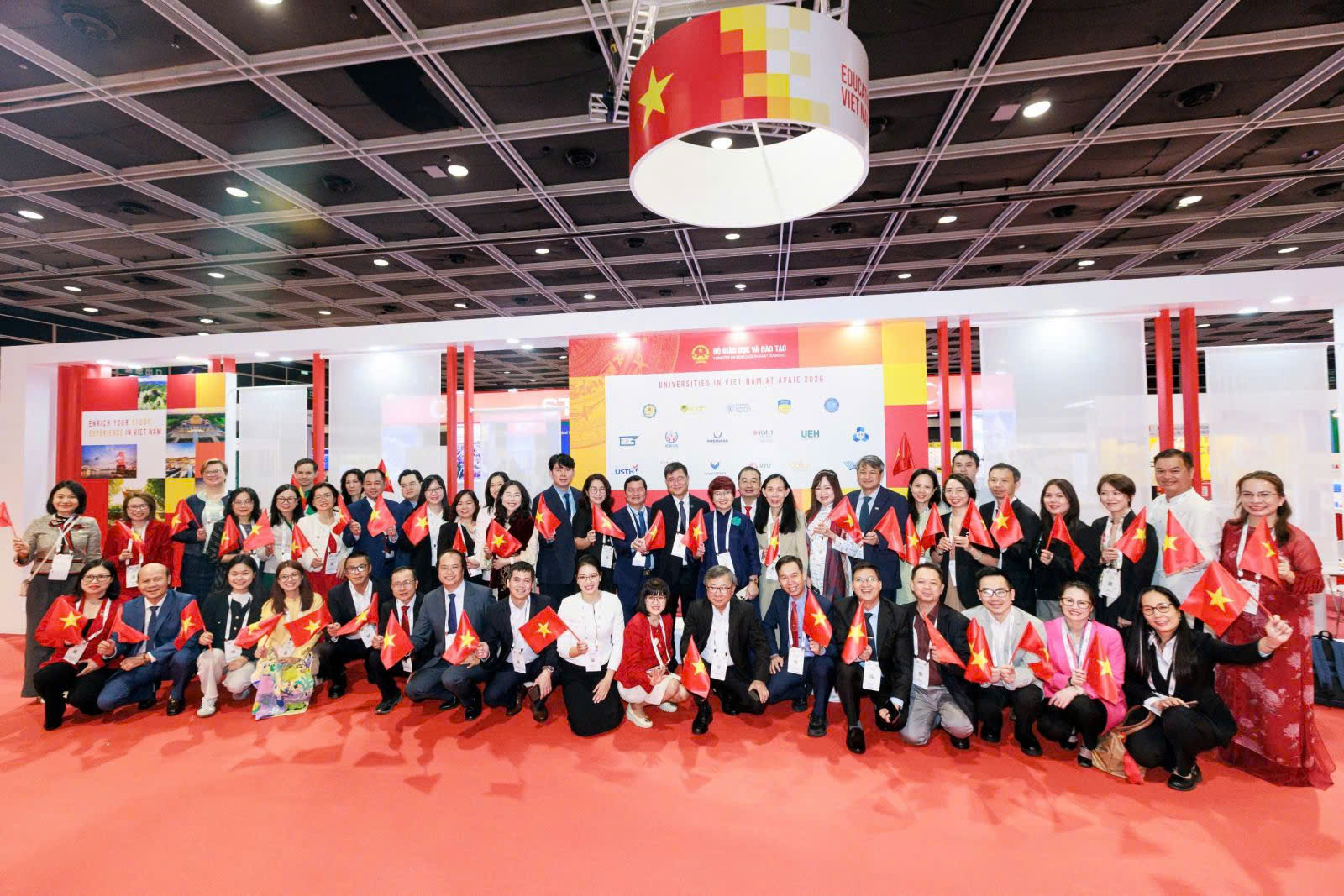 Đoàn Việt Nam trước Gian hàng quốc gia (Vietnam Pavilion) tại APAIE. Ảnh: Bộ GD-ĐT