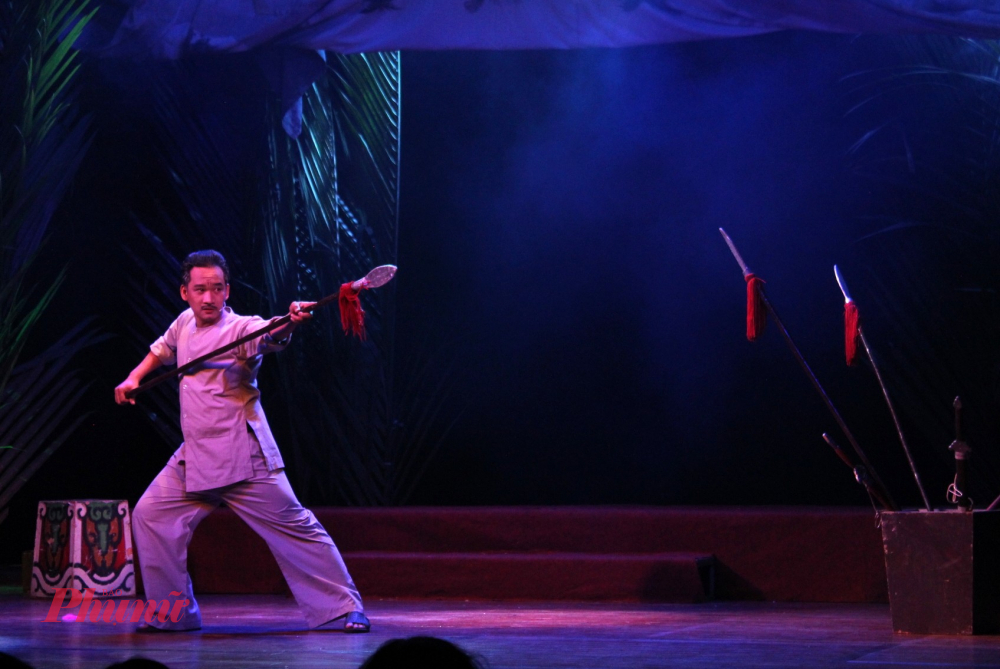 Nghệ sĩ Thanh Toàn trong vai ông bầu gánh Tầm Xuân.