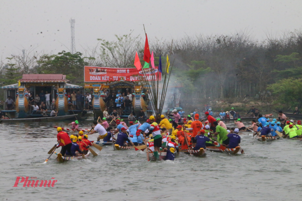 Trong không khí rộn ràng, hân hoan những ngày đầu xuân Bính Ngọ 2026, lễ hội đua ghe truyền thống làng Triều Sơn Đông (phường Hóa Châu, Huế) đã diễn ra sôi nổi