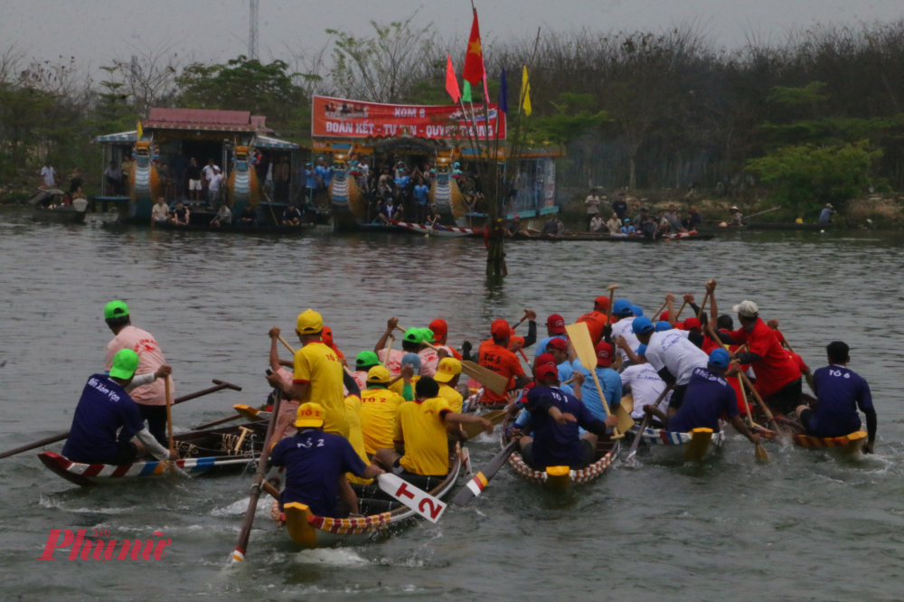 Lễ hội năm nay quy tụ 12 đội ghe thi đấu trong đó có 10 đội ghe đến từ TDP Triều Sơn Đông và 2 đội khách mời đến từ TDP Triều Sơn Nam phường Hóa Châu (TP Huế)