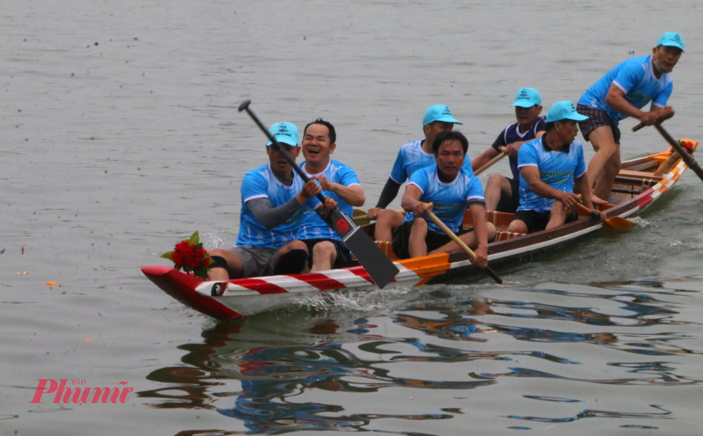 Không cầu kỳ hình thức, không mang dáng dấp của một sự kiện lớn, lễ hội đua ghe truyền thống làng Triều Sơn Đông xuân Bính Ngọ 2026 vẫn giữ nguyên vẻ mộc mạc vốn có của một làng quê ven sông.
