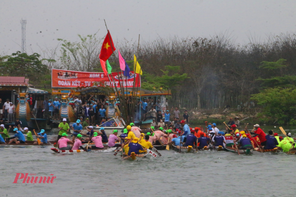 Giải đua ghe truyền thống làng Triều Sơn Đông được tổ chức vào mỗi độ xuân về đã trở thành nét đẹp văn hoá thể thao đặc trưng của địa phương. 