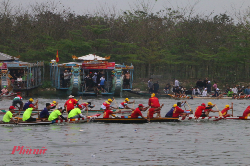 Hai câu ca ngắn gọn ấy như cách người Huế ghi nhớ nhịp lễ hội đầu năm, nơi mỗi ngày xuân trôi qua đều gắn với một sinh hoạt văn hóa quen thuộc của làng quê ven sông.