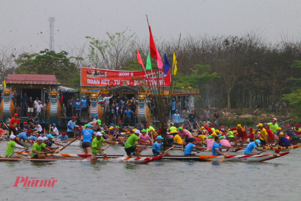 Ghe thi đấu bằng nan tre, mỗi ghe không quá 7 người) cùng nhau tranh tài với cự ly đua bơi từ 700m đến 800m ngay trên sông Hương (trước đình làng Triều Sơn Đông). 