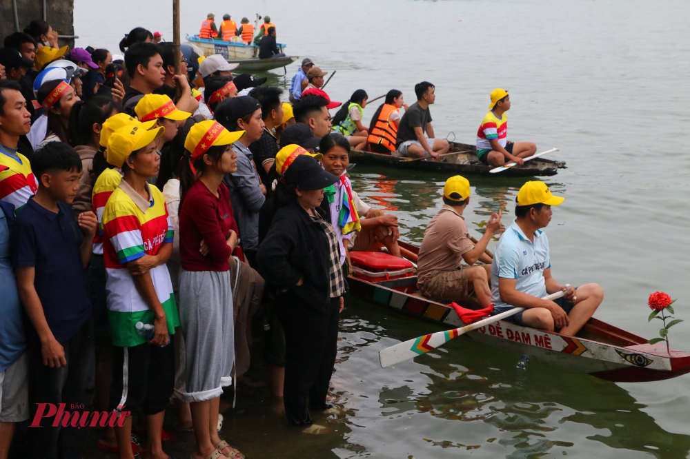 Tuwf sáng sớm bà con làng Triều Sơn Đông đã ra bờ sông Hương cổ vũ nhiệt tình cho các đội đua của tổ mình