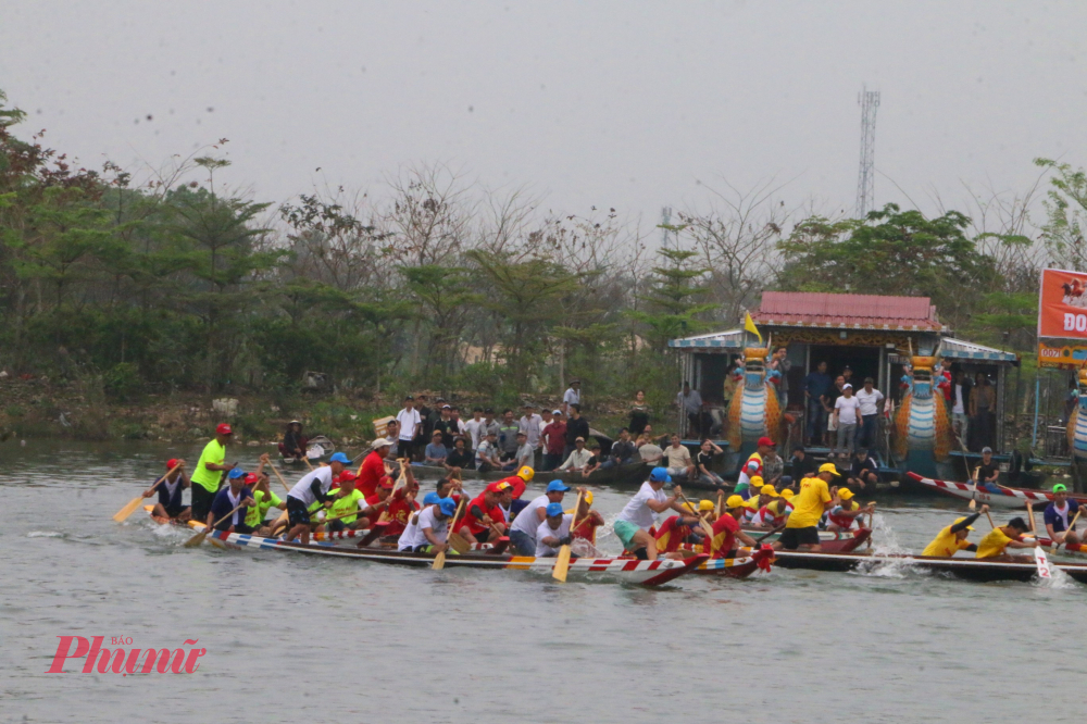 Người xưa vẫn truyền miệng câu ca: “Mồng mười hội vật bên Sình, đua ghe mười một bên đình Triều Sơn”. 