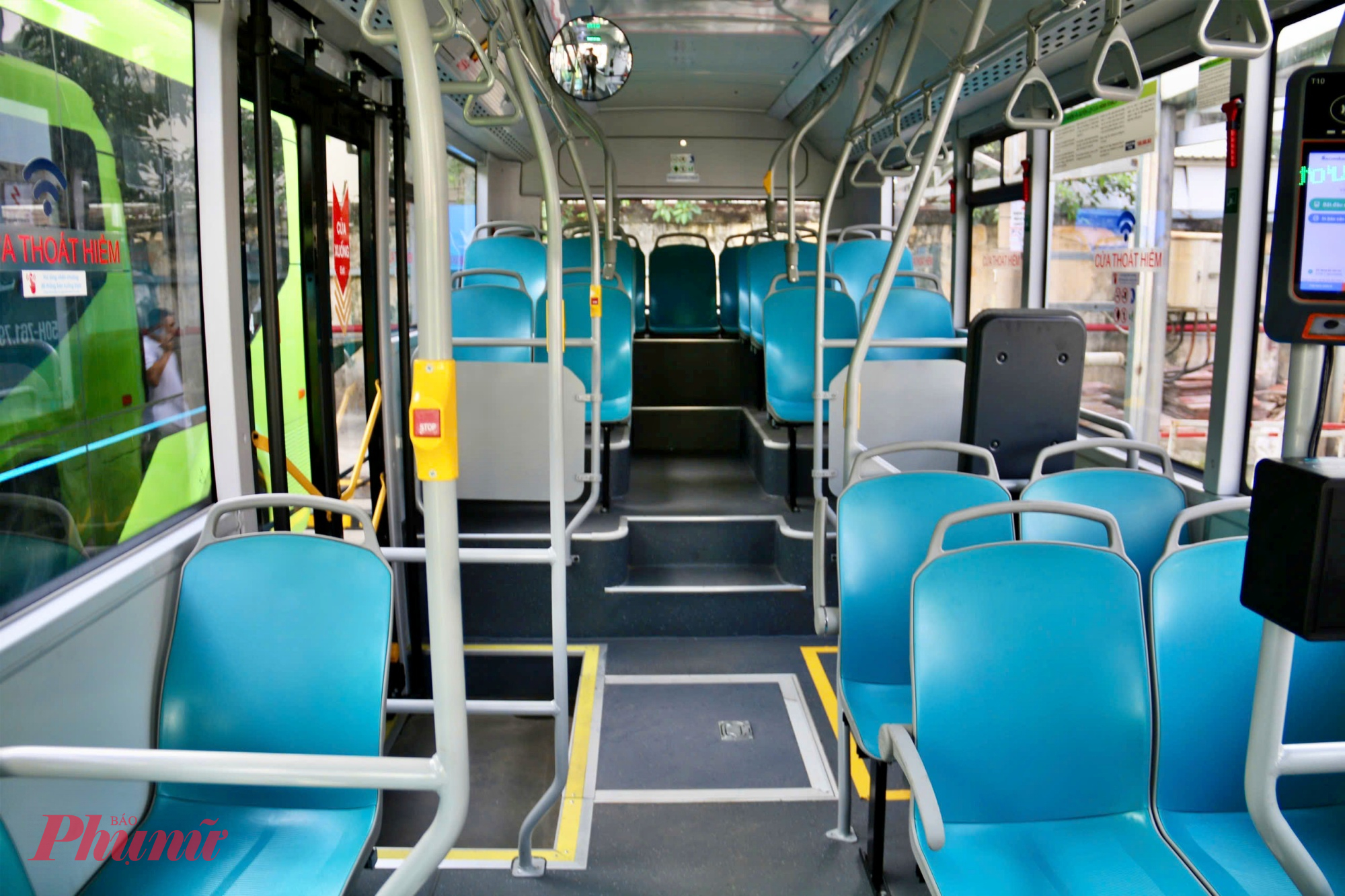 Bên trong xe buýt điện - Ảnh: Nguyễn Văn 