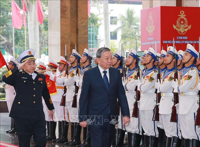 Tổng Bí thư Tô Lâm duyệt Đội Danh dự Quân đội nhân dân Việt Nam tại lễ đón. Ảnh: Trọng Đức/TTXVN