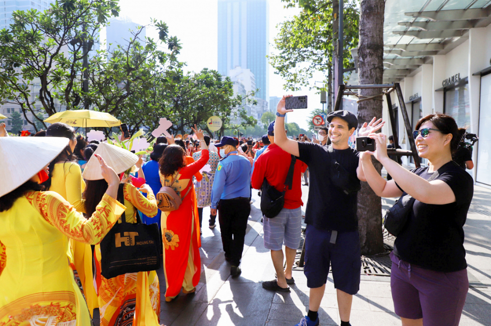 Các điểm tham quan, bảo tàng giảm giá vé cho khách mặc áo dài dịp tháng 3. Ảnh: Quốc Thái