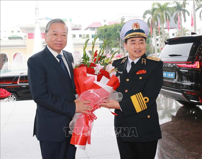 Lãnh đạo Quân chủng Hải quân đón Tổng Bí thư Tô Lâm. Ảnh: Trọng Đức/TTXVN