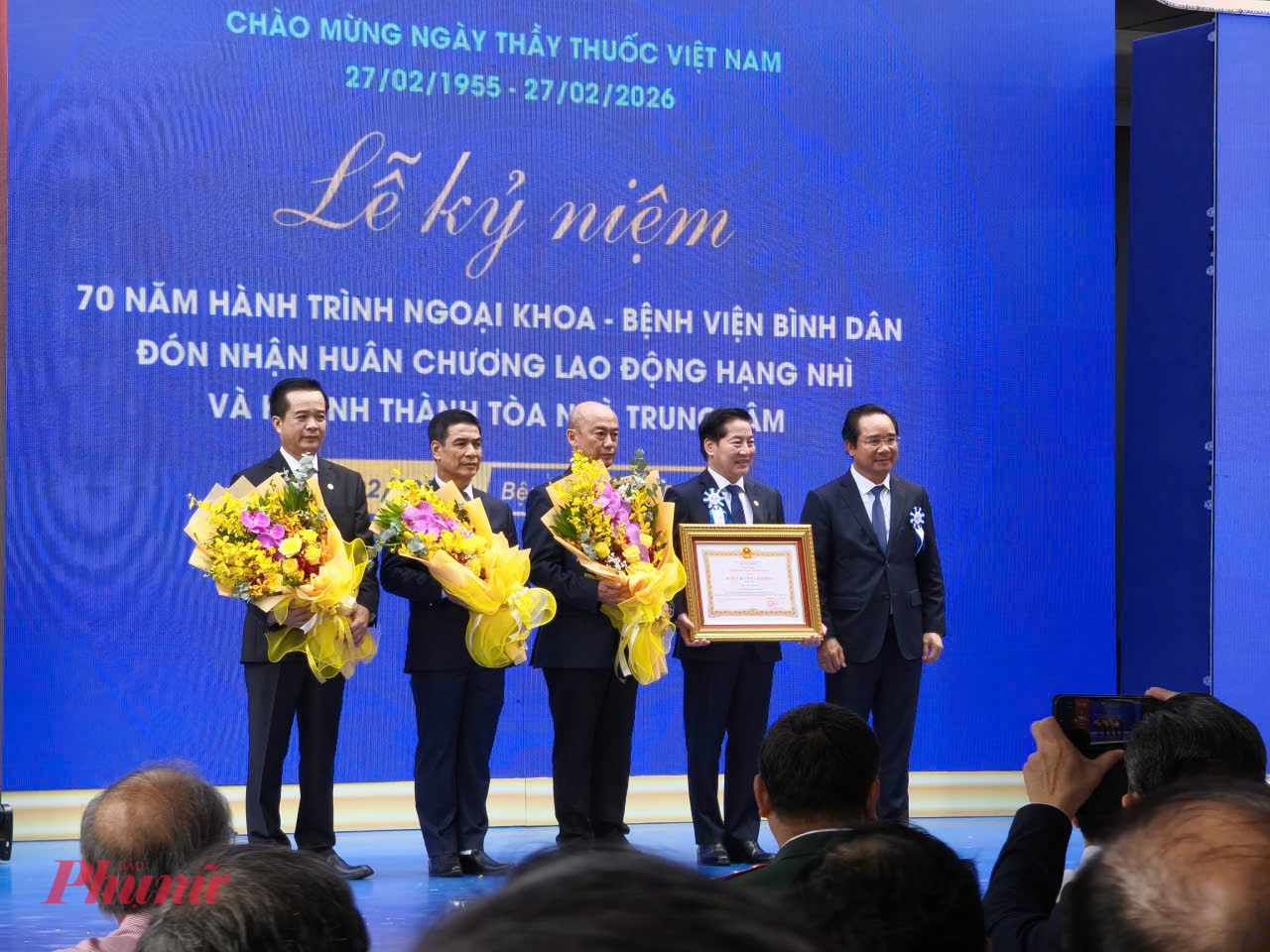 Ông Nguyễn Văn Được, Ủy viên Trung ương Đảng, Phó Bí thư Thành ủy, Chủ tịch UBND TPHCM (bìa trái) trao Huân chương Lao động hạng