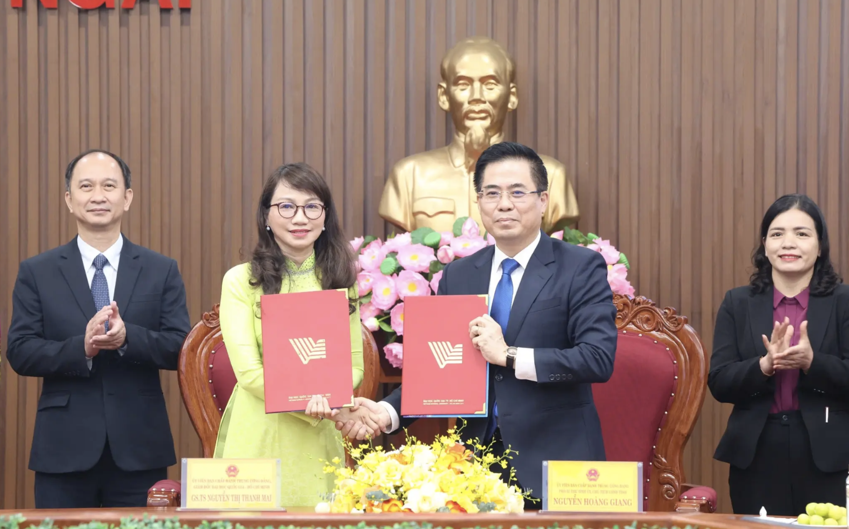 ĐHQG-HCM ký kết với UBND tỉnh Quảng Ngãi, thúc đẩy chuyển đổi số, đổi mới sáng tạo - Ảnh: VNUHCM