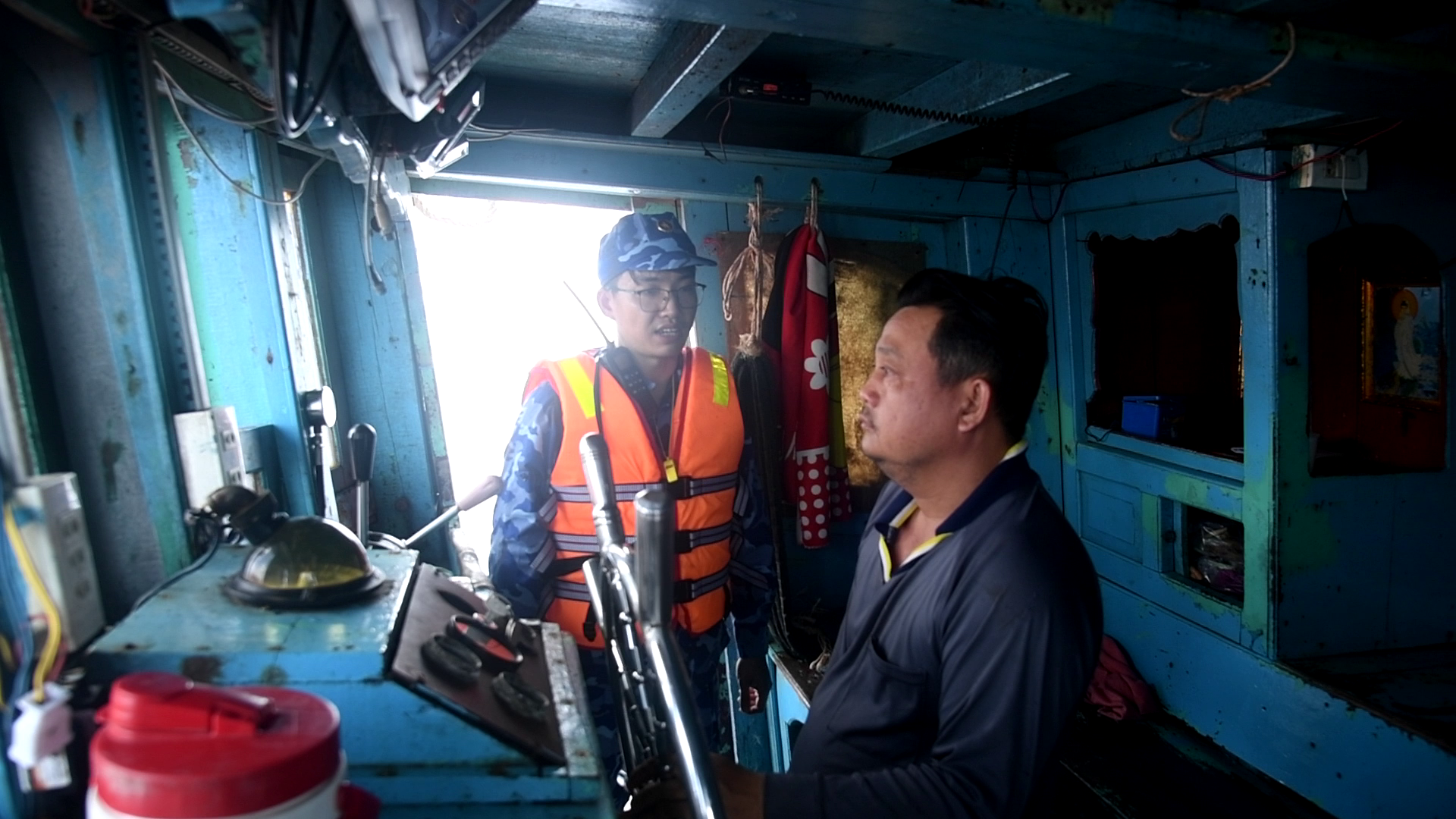 Tàu cá KG 92574-TS phát hiện nhiều không khi vi phạm - Ảnh Cảnh sát biển 4 cung cấp