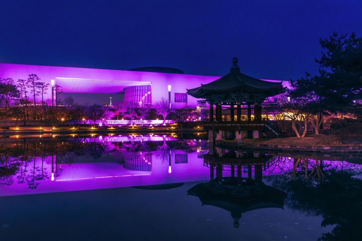 Bảo tàng Quốc gia Hàn Quốc được thắp sáng màu hồng trong khuôn khổ dự án NMK X BLACKPINK, Seoul, thứ Năm. Sự hợp tác này, do YG Entertainment tổ chức nhân dịp phát hành album DEADLINE của BLACKPINK, sẽ kéo dài đến ngày 8 tháng 3. (Ảnh: YG)