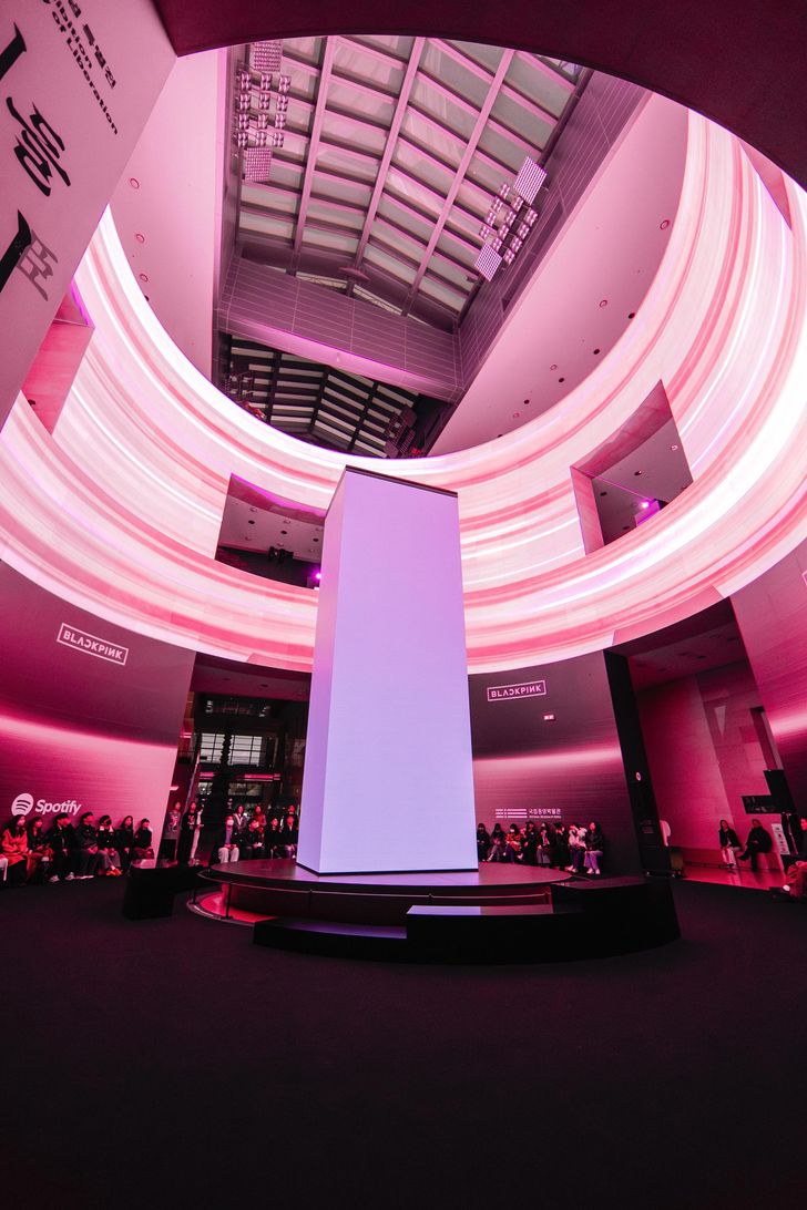 Khách tham quan đã tham dự sự kiện nghe thử trước khi phát hành dự án NMK X BLACKPINK tại Bảo tàng Quốc gia Hàn Quốc, Seoul, hôm thứ Năm. Công ty quản lý của nhóm nhạc nữ, YG Entertainment