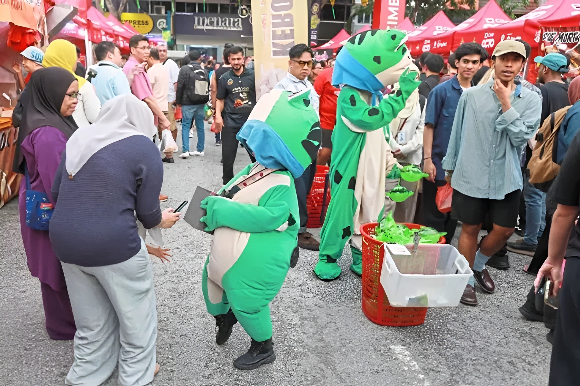 Tại thành phố Johor Bahru, những người ăn xin mặc trang phục linh vật ngày càng xuất hiện nhiều hơn tại các trạm xăng, chợ đêm - Ảnh: THE STAR/ASIA NEWS NETWORK