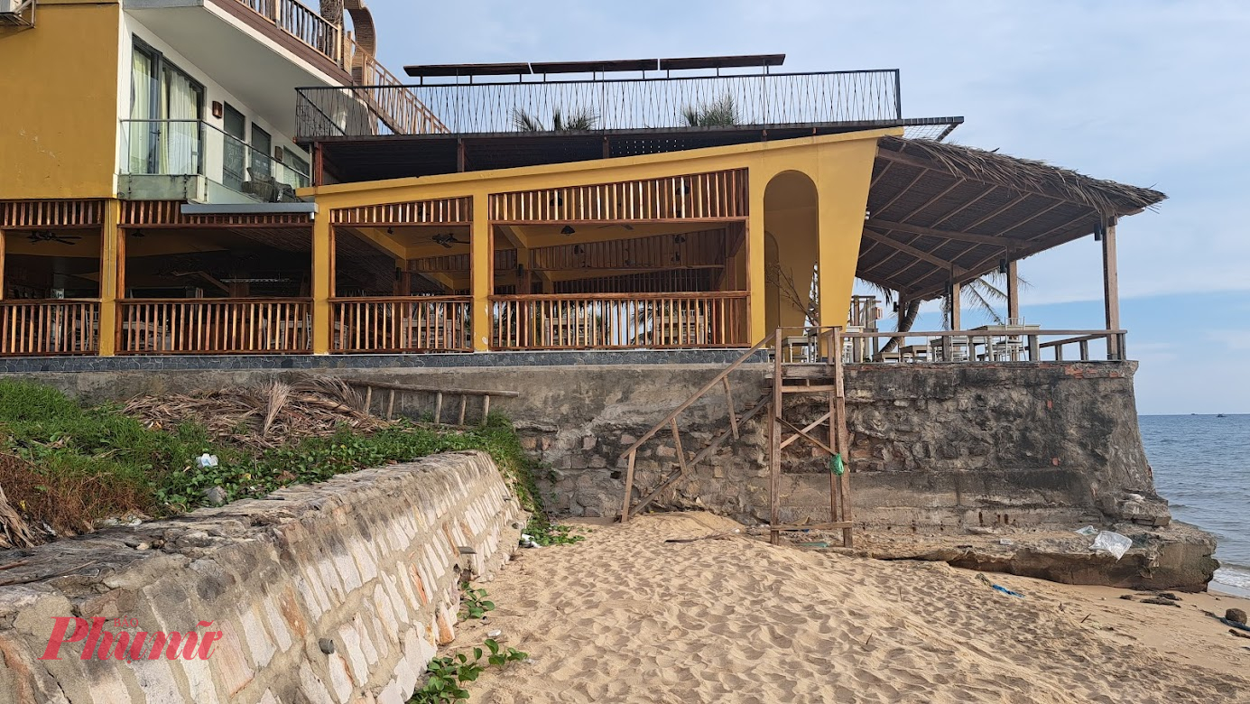 Một công trình xây dựng kiên cố sát hành lang biển - Ảnh Phú Hữu